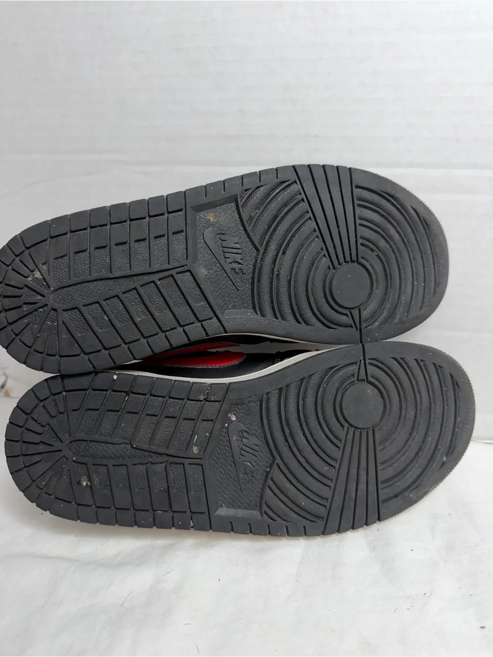Nike Men's Black White and Red Low-Top Sneakers